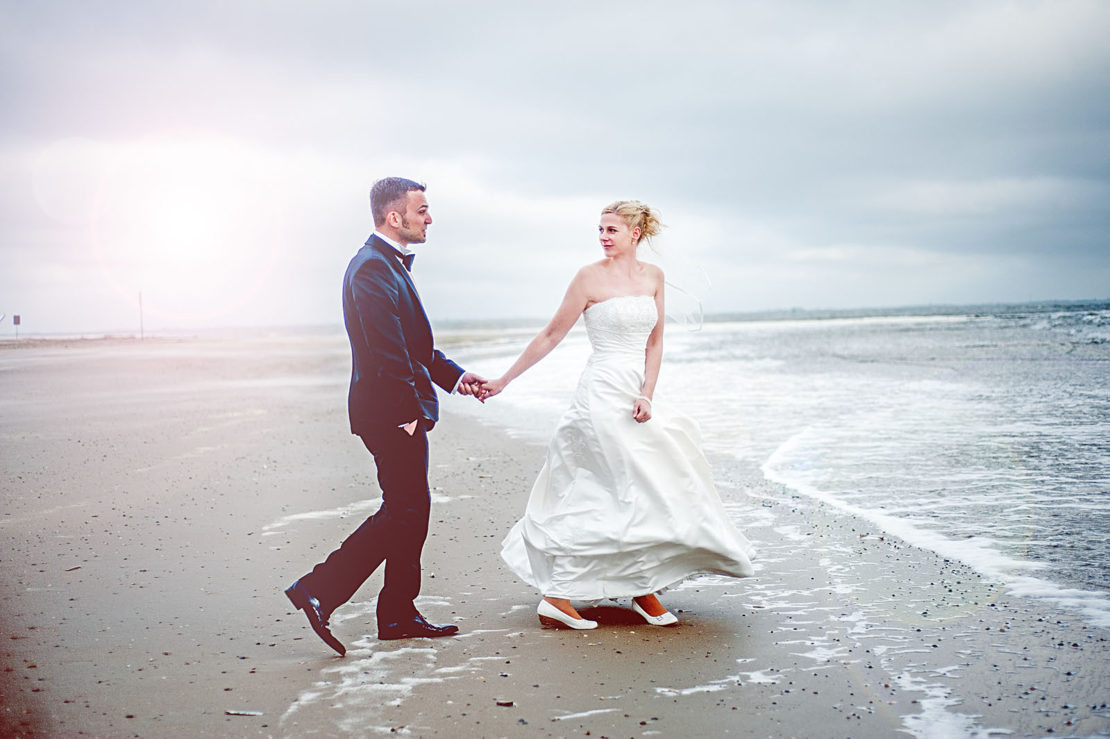Brautpaar Hand in Hand am Strand